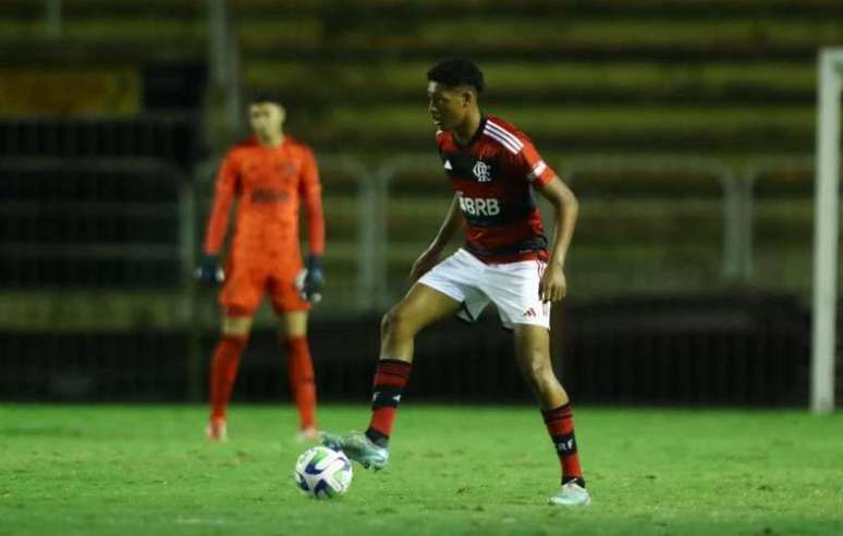 Jo&atilde;o Victor atuando em um jogo pelo Flamengo sub-20 &ndash;