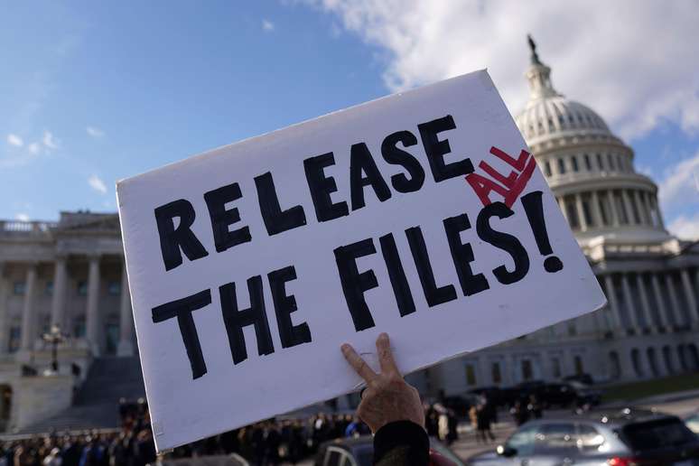 எப்ஸ்டீனின் கோப்புகளை வெளியிடக் கோரி ஆர்ப்பாட்டங்கள் மூலம் அதிகாரிகள் அழுத்தம் கொடுக்கப்பட்டுள்ளனர்.