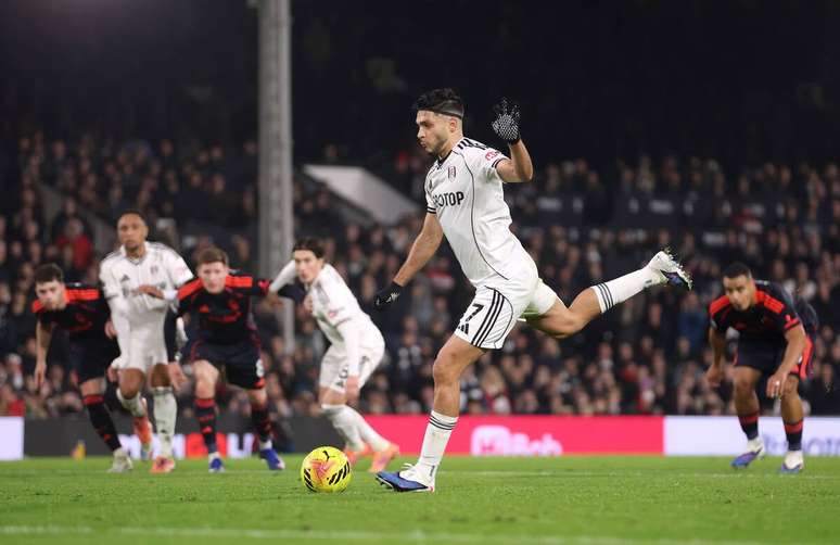 Ra&uacute;l Jim&eacute;nez converte p&ecirc;nalti que define o triunfo do Fulham no Craven Cottage &ndash;