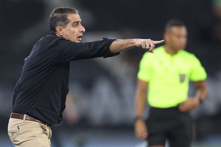 Impaciente, torcida queria a cabe&ccedil;a de Paiva no sexto jogo. Por&eacute;m, na sequ&ecirc;ncia, aceitou o treinador &ndash;