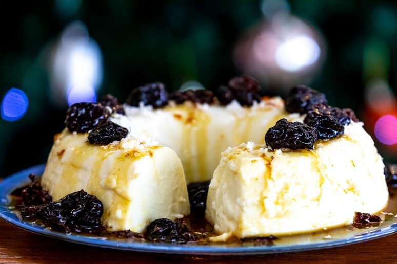 Manjar de coco com calda de ameixa 