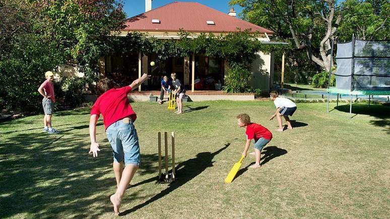 O dia de Natal na Austr&aacute;lia, banhado pelo sol, costuma incluir um jogo de cr&iacute;quete, seja no quintal ou na praia