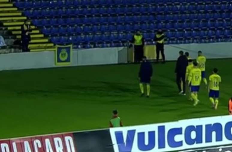 - Reprodu&ccedil;&atilde;o de V&iacute;deo - Legenda: Jogadores e comiss&atilde;o t&eacute;cnica do Arouca abra&ccedil;aram o &uacute;nico torcedor presente no jogo contra o Santa Clara