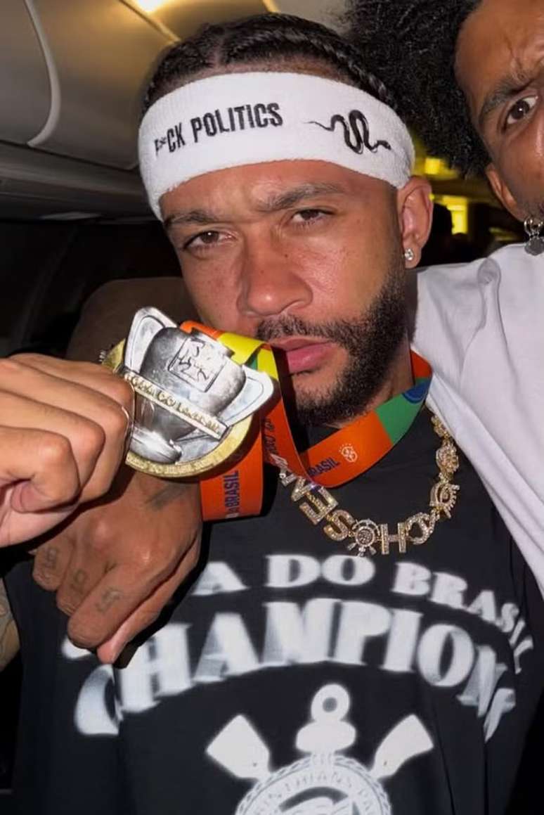 Memphis Depay usa uma faixa escrito &ldquo;F* a pol&iacute;tica&rdquo; ap&oacute;s t&iacute;tulo da CDB &mdash;