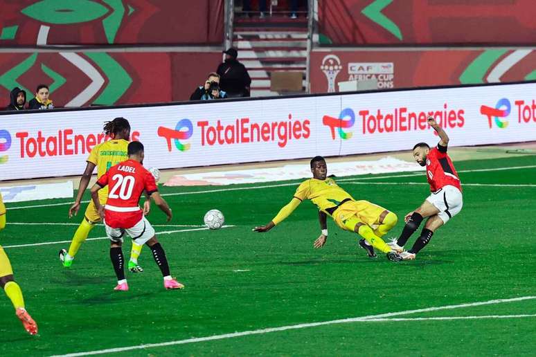 Salah em disputa de bola com defensores do Zimb&aacute;bue&nbsp; &ndash;