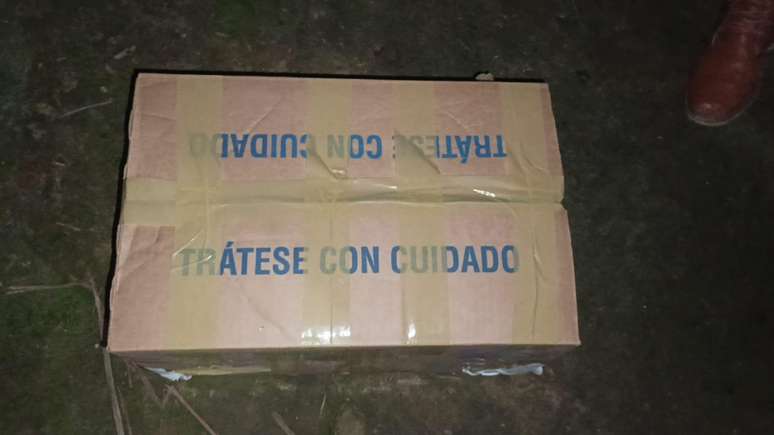 A caixa de papel&atilde;o, fechada com fita adesiva, com uma mensagem em espanhol: "Trate com cuidado."