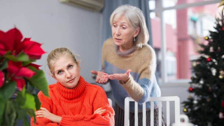 M&atilde;e repreende filha adulta durante visita ao lar de idosos no Natal.