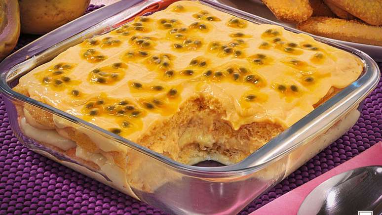 Pav&ecirc; de maracuj&aacute; com biscoito champanhe &ndash; Foto: Guia da Cozinha