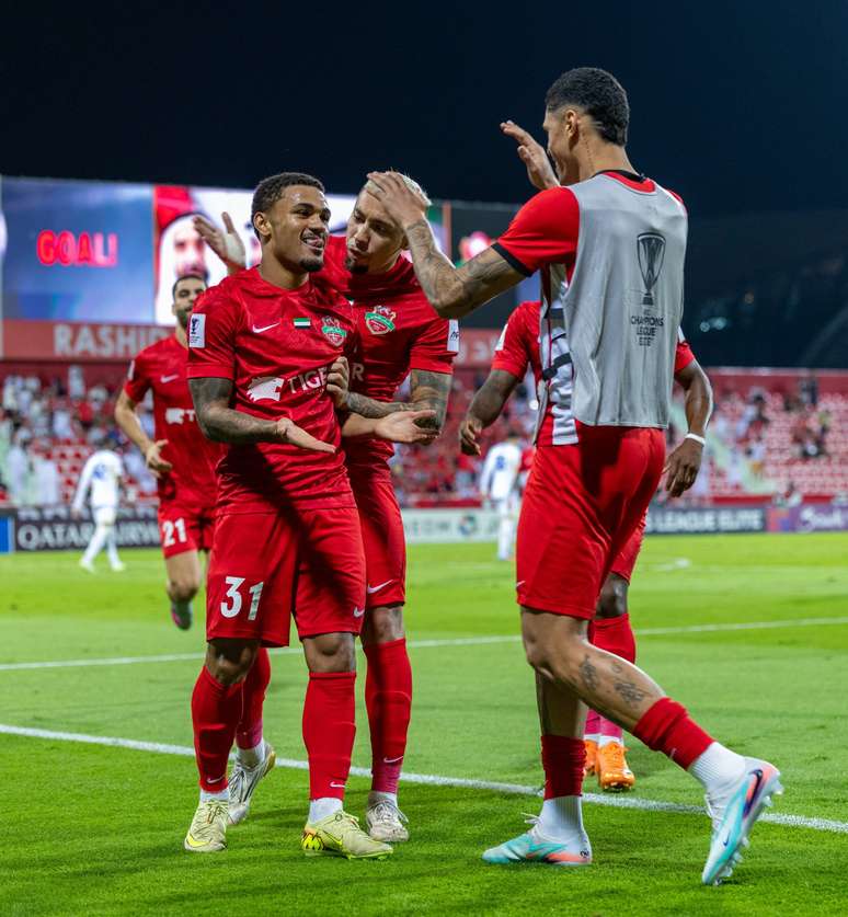 Kauan comemorando um gol pelo Shabab 