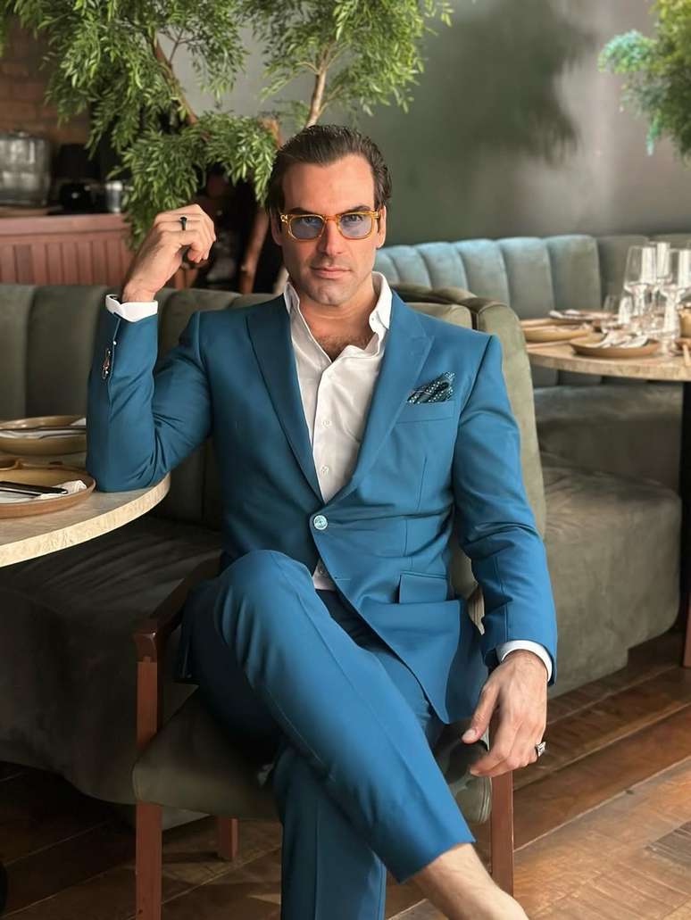 Alexandre posa para foto em restaurante