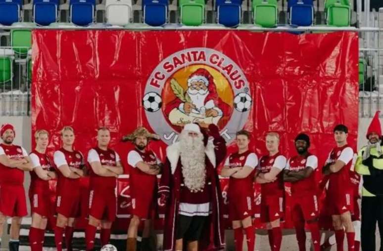 Divulga&ccedil;&atilde;o/FC Santa Claus - Legenda: Papai Noel ao lado dos jogadores do FC Santa Claus, que atualmente est&aacute; na 6&ordf; divis&atilde;o da Finl&acirc;ndia