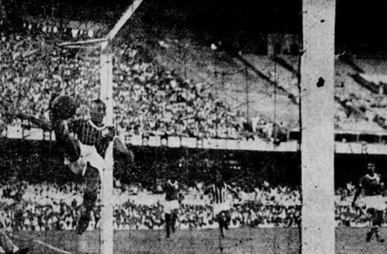 - Reprodu&ccedil;&atilde;o/Jornal dos Sports - Legenda: O tricolor P&eacute; de Valsa salta, mas n&atilde;o evita um dos gols do Botafogo. No fim das contas, empate de 3 a 3 no Cl&aacute;ssico Vov&ocirc;