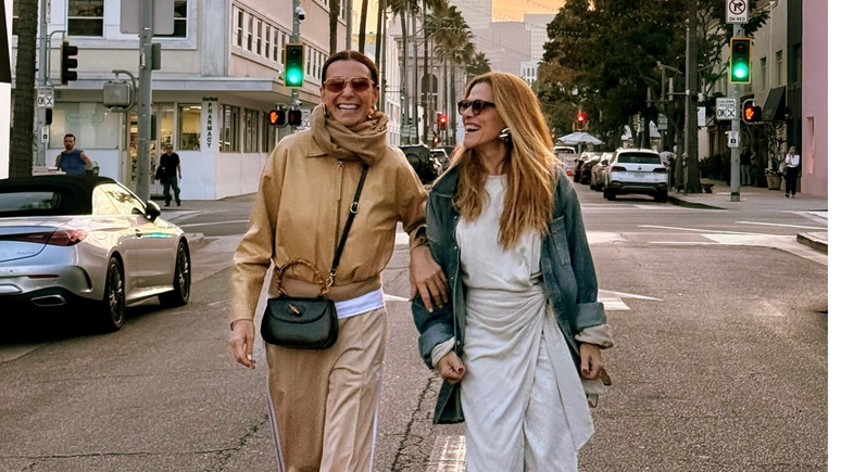 Fotografia de Ingrid Guimar&atilde;es e M&ocirc;nica Martelli rindo