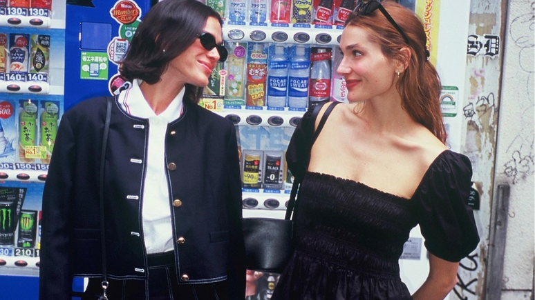 Fotografia de Bruna Marquezine e Sasha Meneghel olhando uma pra outra