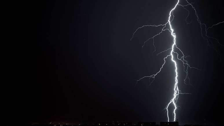 chuva el&eacute;trica &ndash; depositphotos.com / tarczas