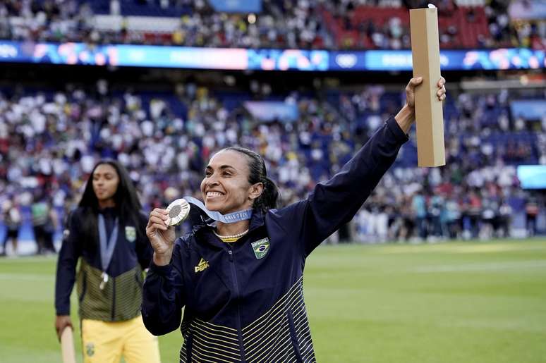 Marta com a medalha de prata de Paris 2024 (Alexandre Loureiro/COB)