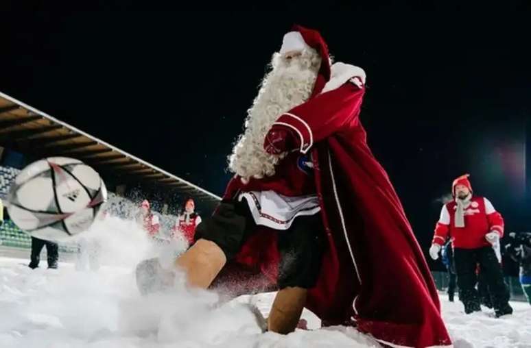 Papai Noel bate uma bolinha com o time no campo congelado em Rovaniemi, na Lap&ocirc;nia &ndash; Divulga&ccedil;&atilde;o: FC Santa Claus