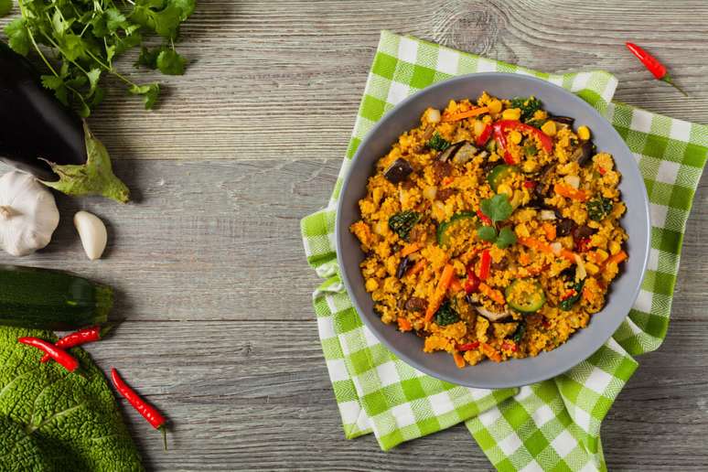 கிறிஸ்துமஸ் இரவு உணவிற்கு காய்கறிகளுடன் மொராக்கோ கூஸ்கஸ் ஒரு சிறந்த சத்தான மற்றும் சுவையான விருப்பமாகும் 