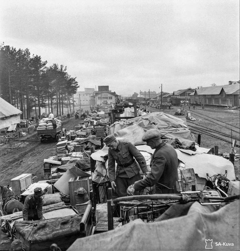 Trens de evacua&ccedil;&atilde;o na esta&ccedil;&atilde;o ferrovi&aacute;ria de Rovaniemi em setembro de 1944