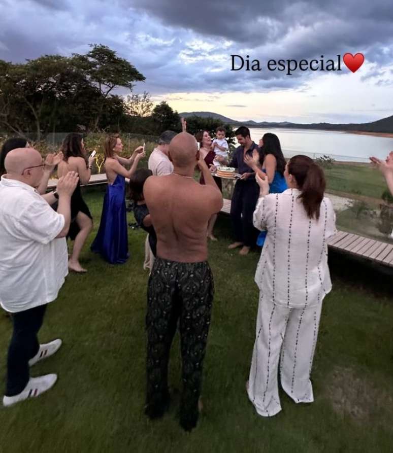 Paolla Oliveira, Marana Ximenes மற்றும் பல நண்பர்கள் Claudia Raiaக்கு பிறந்தநாள் வாழ்த்துகளைப் பாடுகிறார்கள் 