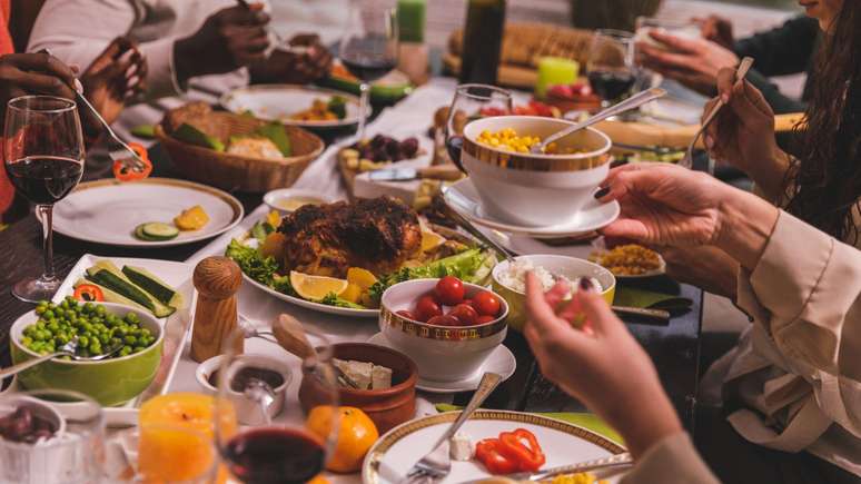 Pesquisas indicam que comer muito em uma refei&ccedil;&atilde;o, desde que esporadicamente, n&atilde;o causa grandes preju&iacute;zos ao nosso metabolismo