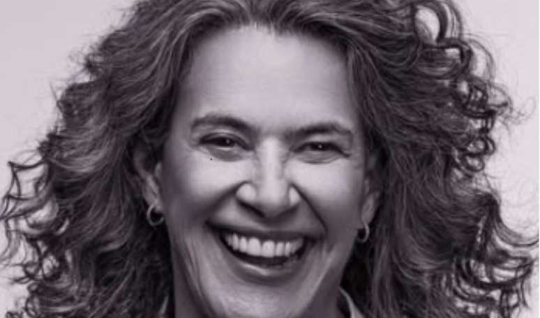 சிமோன் எங்கே? கார்னிவலுக்கு கார்லின்ஹோஸ் பிரவுனுடன் பாடகர் புதிய பாடலை வெளியிடுகிறார்.