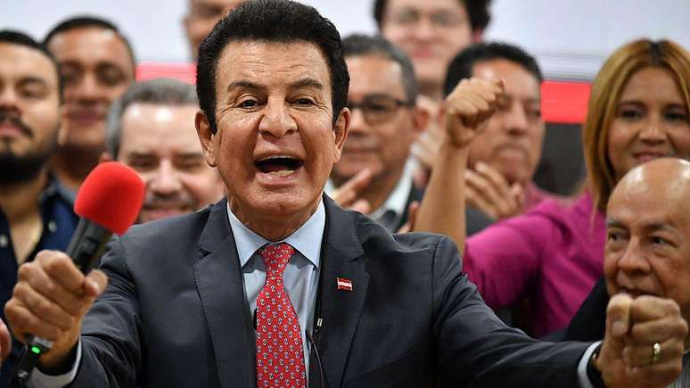 Salvador Nasralla, que ficou em segundo lugar segundo o Conselho Nacional Eleitoral, acusa o pleito de ter sido "fraudado"