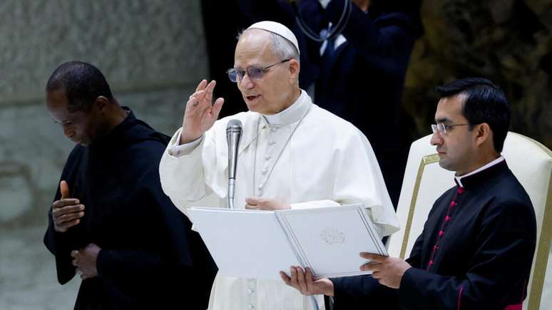 கிறிஸ்மஸ் வாழ்த்துகளைப் பரிமாறிக் கொள்வதற்காக, ரோமன் கியூரியா, வத்திக்கான் நகர மாநில ஆளுநர் மற்றும் ரோம் விகாரியேட் மற்றும் அவர்களது குடும்பத்தினருடன் போப் லியோ XIV அவர்கள் சந்தித்தபோது. வாடிகன், டிசம்பர் 22, 2025.