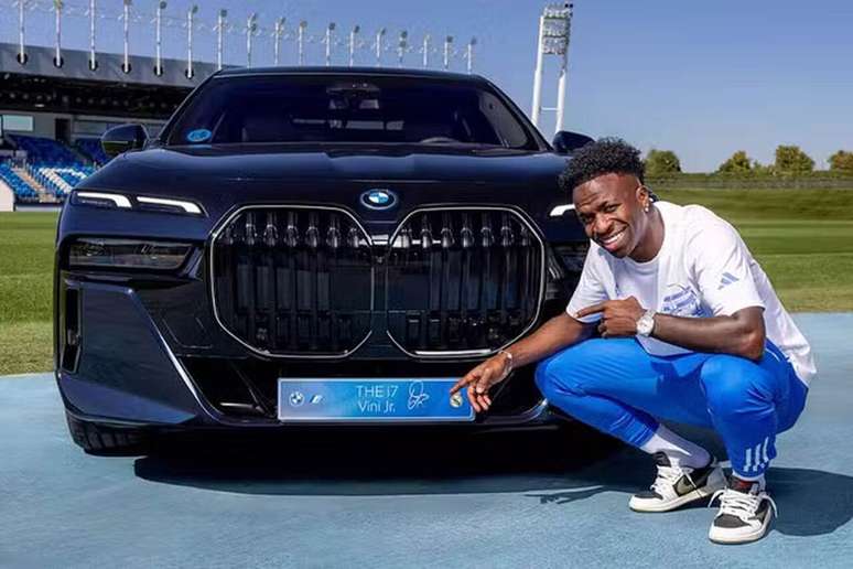 Carros cinematogr&aacute;ficos (um deles na foto)&nbsp; e mans&otilde;es. Vini Jr tem bens milion&aacute;rios. E agora soma mais uma cobertura:&nbsp; nos Emirados &Aacute;rabes&nbsp;