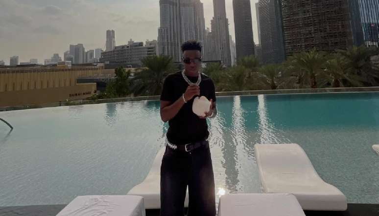 Vini Jr posa para foto em bela paisagem em Dubai-