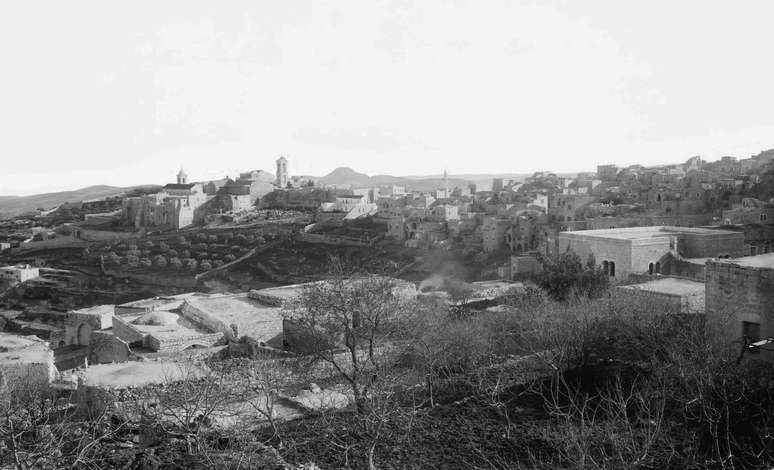Bel&eacute;m (em 1898-1914) com Herodium no horizonte: memorial a um massacre. Matson Collection via Wikimedia Commons