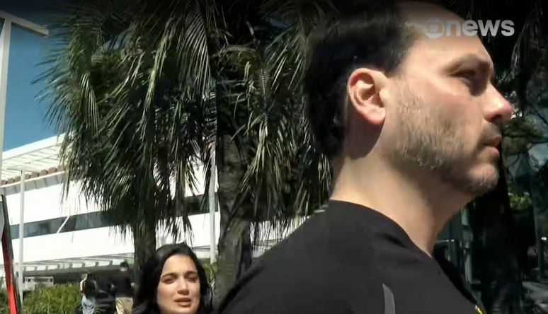 Carlos Bolsonaro passa na frente de rep&oacute;rter da GloboNews ao vivo em Bras&iacute;lia