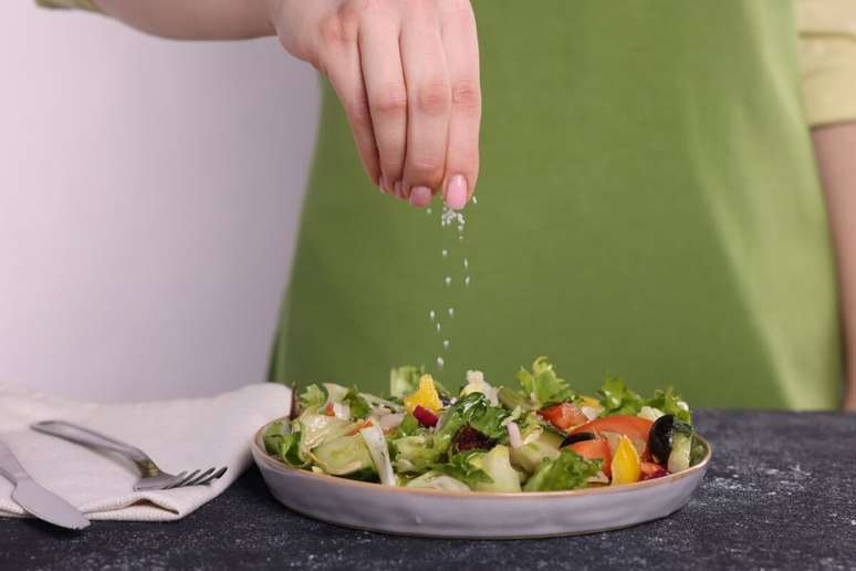 Alimentos com grande quantidade de sal aumentam a reten&ccedil;&atilde;o de l&iacute;quido e desidratam o corpo 