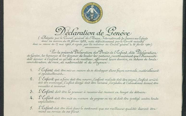 A Declara&ccedil;&atilde;o de Genebra dos Direitos da Crian&ccedil;a foi o primeiro texto internacional a reconhecer direitos espec&iacute;ficos para a inf&acirc;ncia, estabelecendo que a humanidade deve &agrave; crian&ccedil;a o melhor que puder oferecer.