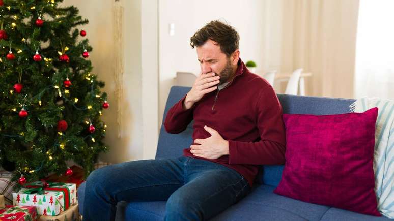 N&atilde;o existe cura instant&acirc;nea para a ressaca de Natal, mas algumas atitudes podem amenizar bastante os sintomas &ndash; depositphotos.com / tonodiaz