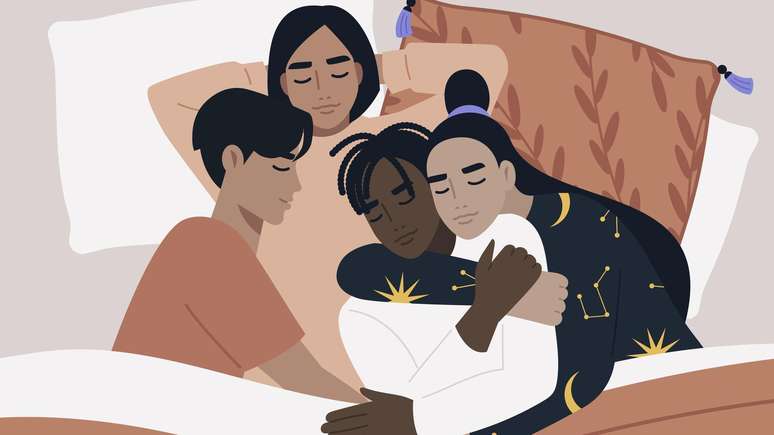 Ilustra&ccedil;&atilde;o de quatro pessoas deitadas em uma cama, abra&ccedil;adas e com os olhos fechados. 