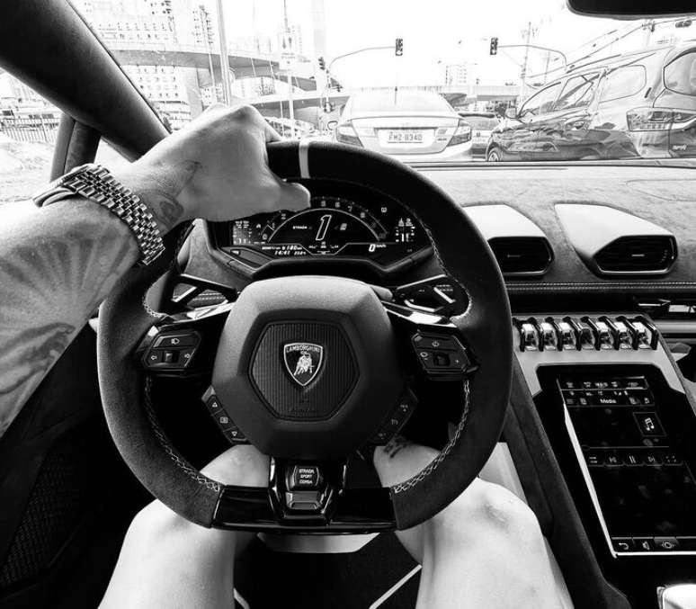 Yuri Alberto posed in his Lamborghini Huracán Tecnica on the streets of SP