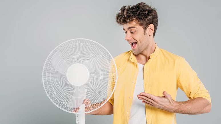 Conserva&ccedil;&atilde;o prolongada: Manter o aparelho seco, verificar fios e limpar com frequ&ecirc;ncia aumenta a vida &uacute;til do ventilador &ndash; depositphotos.com / IgorVetushko