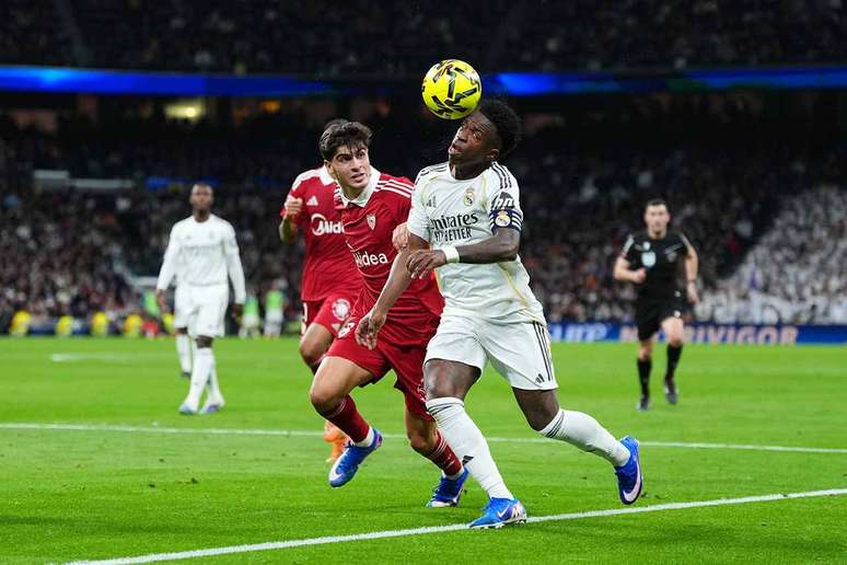 வினி ஜூனியர் பெர்னாபியூவில் ஒரு செவில்லா வீரருடன் பந்து தகராறில் -