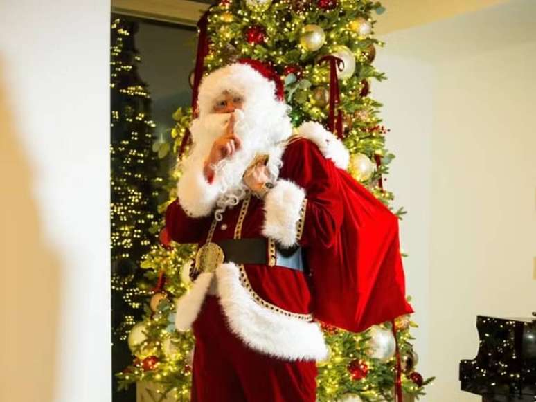 Haaland se veste de Papai Noel &ndash;