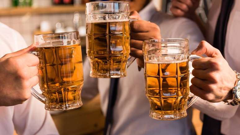 Bebidas alco&oacute;licas, especialmente a cerveja, e produtos ultraprocessados tamb&eacute;m favorecem o ac&uacute;mulo da subst&acirc;ncia no organismo &ndash; depositphotos.com / ArturVerkhovetskiy