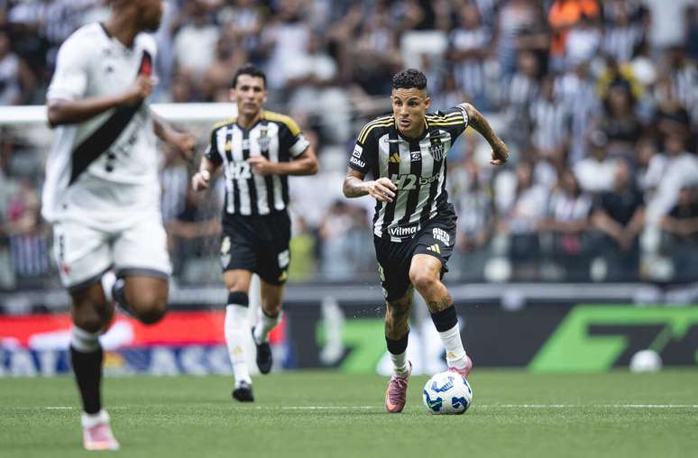 Guilherme Arana em a&ccedil;&atilde;o com a camisa do Galo &ndash;