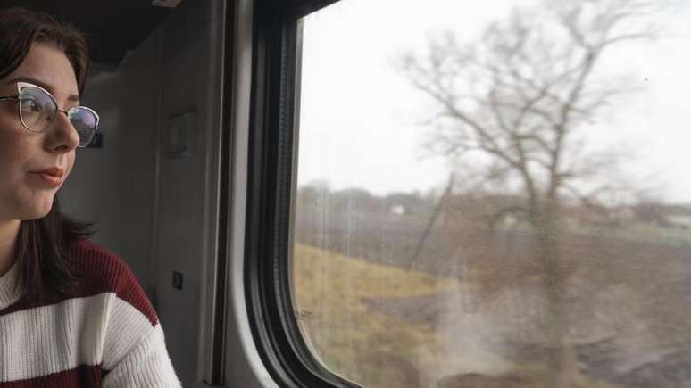 Apesar do perigo, Sasha embarca com entusiasmo na jornada que a levar&aacute; de Kiev a Kramatorsk