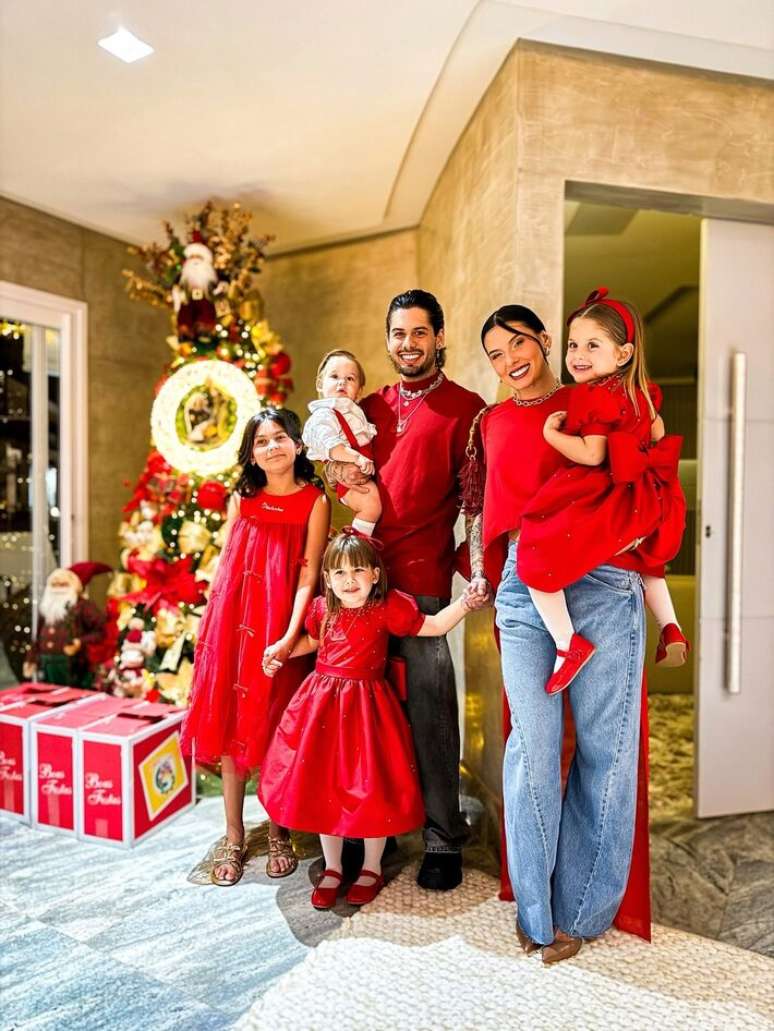 Zé ஃபெலிப் மற்றும் அவரது வளர்ப்புப் பிள்ளைகளுடன் அனா காஸ்டெலா