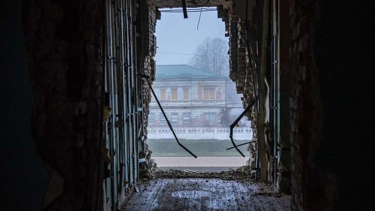 Uma das esta&ccedil;&otilde;es na estrada para Kramatorsk, ap&oacute;s um ataque de drone russo