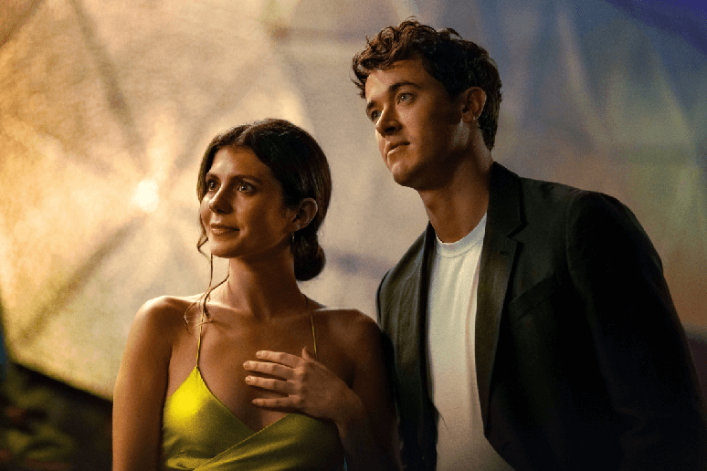 &ldquo;De F&eacute;rias com Voc&ecirc;&rdquo; retrata a hist&oacute;ria de dois amigos que percebem que seus encontros de ver&atilde;o podem esconder sentimentos mais profundos 