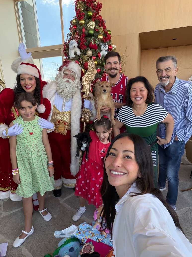 Sabrina Sato, Manu, Zoe, Nicolas Prattes, Kika Sato e Omar Rahal em festa de Natal antecipada
