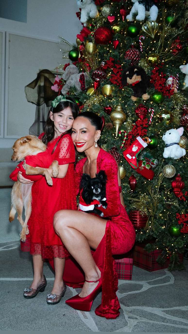 Sabrina Sato e a filha comemoram Natal