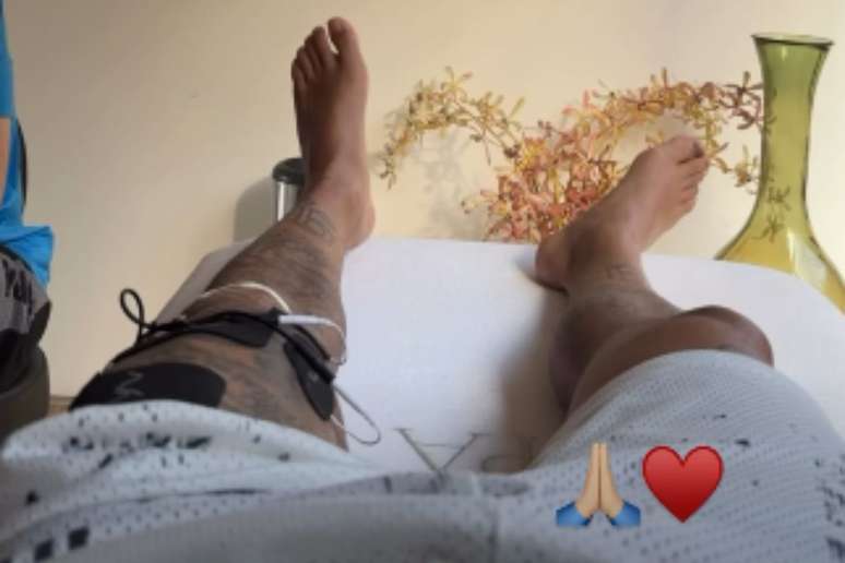 Neymar passa por massagem el&eacute;trica