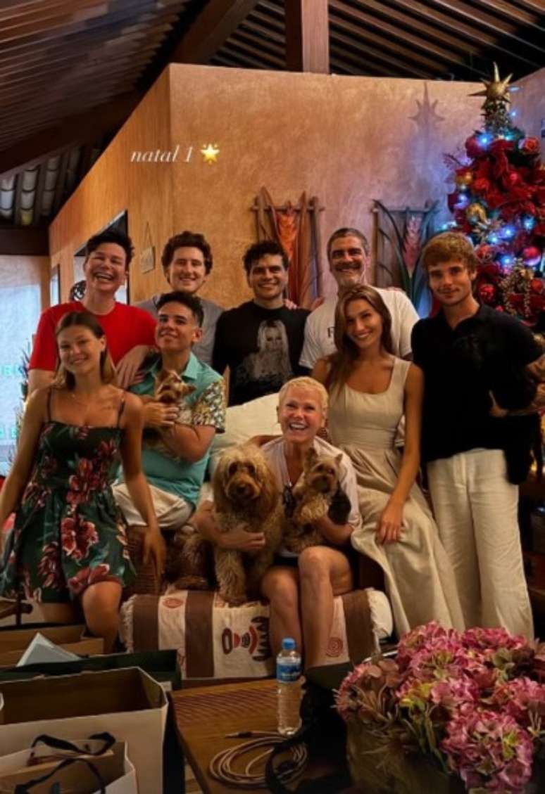 Xuxa ao centro, cercada de sua fam&iacute;lia